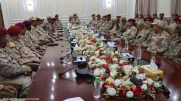 اجتماع عسكري في عدن يحذر من التوترات بين مكونات الشرعية