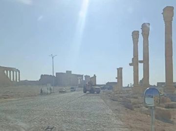 قوات أمريكية تقطع طريق دير الزور دمشق إثر تعرض وفدها لهجوم ووقوع إصابات قوات أمريكية تقطع طريق دير الزور دمشق إثر تعرض وفدها لهجوم ووقوع إصابات