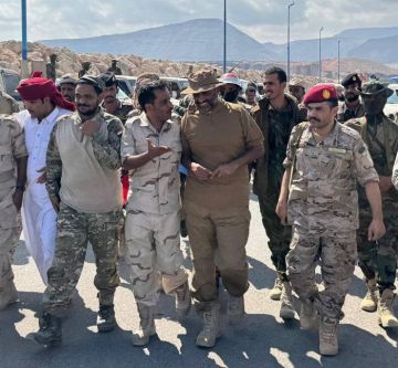 قائد محور الغيضة يتفقد الوحدات العسكرية في ميناء نشطون قائد محور الغيضة يتفقد الوحدات العسكرية في ميناء نشطون