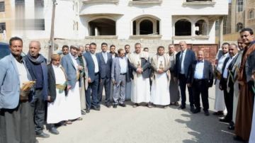 الغرفة التجارية في صنعاء تنظم وقفة احتجاجية للتنديد بجريمة الإساءة للقرآن الكريم الغرفة التجارية في صنعاء تنظم وقفة احتجاجية للتنديد بجريمة الإساءة للقرآن الكريم