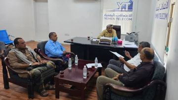 عطيفي يتفقد سير العمل في فرع مؤسسة الاتصالات بالحديدة