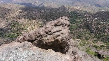 أهالي منطقة علي حمادة بالأزارق يناشدون السلطة المحلية بازالة صخور تهدد حياتهم أهالي منطقة علي حمادة بالأزارق يناشدون السلطة المحلية بازالة صخور تهدد حياتهم