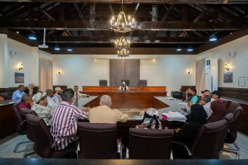 مدير صيرة يترأس اجتماعا لمناقشة أداء المكاتب التنفيذية ويهنئ الشعب الجنوبي بالانتصارات الأخيرة مدير صيرة يترأس اجتماعا لمناقشة أداء المكاتب التنفيذية ويهنئ الشعب الجنوبي بالانتصارات الأخيرة