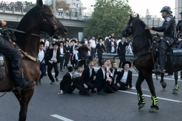 إصابة مستوطن صهيوني بدهس متظاهرين معارضين لقانون التجنيد