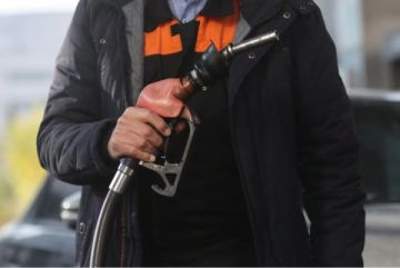 إيران ترفع أسعار البنزين للاستهلاك الكثيف لمكافحة التهريب إيران ترفع أسعار البنزين للاستهلاك الكثيف لمكافحة التهريب