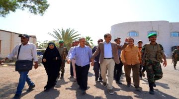 محافظ عدن يطلع على سير العمل في مبنى إدارتي الطرق والإنارة محافظ عدن يطلع على سير العمل في مبنى إدارتي الطرق والإنارة