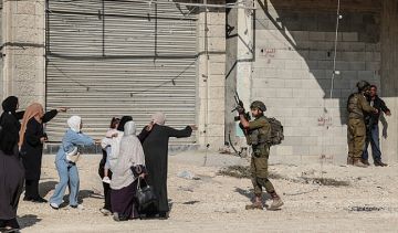 العدو الصهيوني يعتقل 21 ألف فلسطيني في الضفة والقدس منذ بدء حرب إبادة غزة العدو الصهيوني يعتقل 21 ألف فلسطيني في الضفة والقدس منذ بدء حرب إبادة غزة