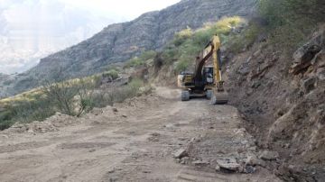 تنفيذ أعمال مسح وتوسعة طريق القلة وادي سماع في المحويت