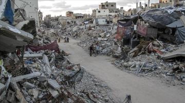 إسرائيل تشن غارات عنيفة وتنسف مباني سكنية بأنحاء متفرقة من غزة