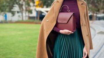 البرغندي يواصل الرواج في شتاء 2026.. إليك كيفية تنسيقه