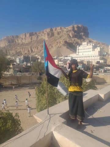 رفع أعلام الجنوب العربي على مدارس وادي حضرموت رفع أعلام الجنوب العربي على مدارس وادي حضرموت