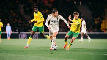 لانس يهزم نانت ويعزز صدارته للدوري الفرنسي لانس يهزم نانت ويعزز صدارته للدوري الفرنسي