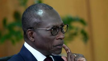 مجموعة عسكرية في بنين تعلن الاستيلاء على السلطة وتعزل الرئيس مجموعة عسكرية في بنين تعلن الاستيلاء على السلطة وتعزل الرئيس