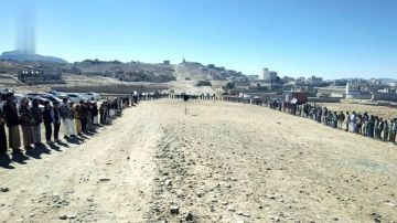 وقفة قبلية مسلحة في سنحان إعلانا للجهوزية والاستنفار لأي جولة قادمة وقفة قبلية مسلحة في سنحان إعلانا للجهوزية والاستنفار لأي جولة قادمة