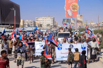 انتقالي عتق ينظم مسيرة جماهيرية احتفالا بانتصارات القوات الجنوبية في عارين وحضرموت