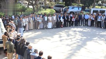 المالية ومصلحة الضرائب والجمارك تنظمان وقفة تنديدا بالإساءة الأمريكية للقرآن الكريم المالية ومصلحة الضرائب والجمارك تنظمان وقفة تنديدا بالإساءة الأمريكية للقرآن الكريم