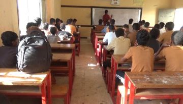 غياب الكادر التعليمي والمناهج يحرم آلاف الطلاب من جودة التعليم