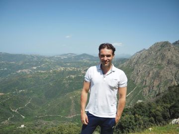 ماكرون يصف الحكم على الصحافي الفرنسي في الجزائر بأنه ظالم