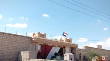 بالصور .. أعلام الجنوب ترفرف فوق السجن المركزي ومطار الغيضة الدولي في المهرة بعد استلام القوات الجنوبية للمرافق الحيوية بالصور .. أعلام الجنوب ترفرف فوق السجن المركزي ومطار الغيضة الدولي في المهرة بعد استلام القوات الجنوبية للمرافق الحيوية