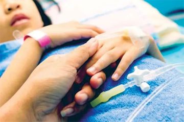 معجزة فريق طبي بأبوظبي.. أنقذوا حياة الطفلة آيرا في وقت قياسي بعد تهديد حياتها بضعف جهازها المناعي معجزة فريق طبي بأبوظبي.. أنقذوا حياة الطفلة آيرا في وقت قياسي بعد تهديد حياتها بضعف جهازها المناعي