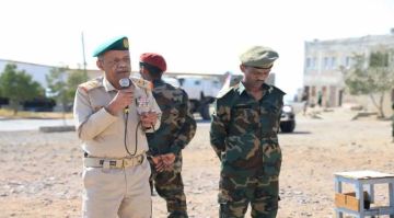 قائد المنطقة العسكرية الثانية يتفقد معسكر الكتيبة الخاصة بالمكلا