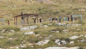 بحماية العدو الصهيوني.. مستوطنون يواصلون اعتداءاتهم على الفلسطينيين وممتلكاتهم بالضفة بحماية العدو الصهيوني.. مستوطنون يواصلون اعتداءاتهم على الفلسطينيين وممتلكاتهم بالضفة