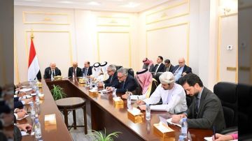 رئيس مجلس القيادة يحذر من تداعيات تصعيد المجلس الانتقالي بالشرق اليمني أمام سفراء الدول الراعية رئيس مجلس القيادة يحذر من تداعيات تصعيد المجلس الانتقالي بالشرق اليمني أمام سفراء الدول الراعية