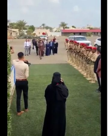 سخرية واسعة بسبب استقبال رئيس جامعة في عدن بالتحية العسكرية على طريقة الزعماء (فيديو)