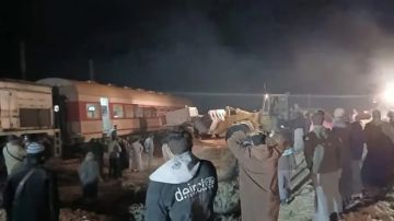 شاهد بالفيديو لحظة سقوط حاويات من قطار بضائع في مصر.. رفع حالة الاستنفار العاجل