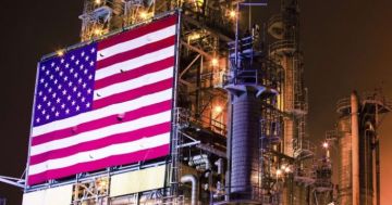 إنتاج النفط الأمريكي يسجل مستوى قياسيا رغم تخمة المعروض إنتاج النفط الأمريكي يسجل مستوى قياسيا رغم تخمة المعروض