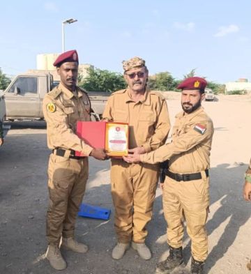 الضباط الخريجون من الكلية الحربية يمنحون قائد اللواء 43 عمالقة شهادة شكر وتقدير