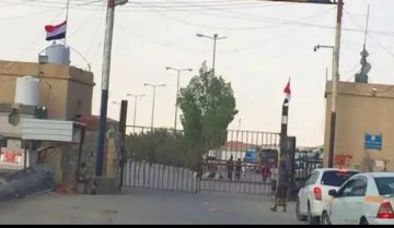 عقب تهديد عماني صارم .. قوات درع الوطن تسقط علم الانفصال التابع للانتقالي من منفذ شحن وترفع العلم اليمني عقب تهديد عماني صارم .. قوات درع الوطن تسقط علم الانفصال التابع للانتقالي من منفذ شحن وترفع العلم اليمني