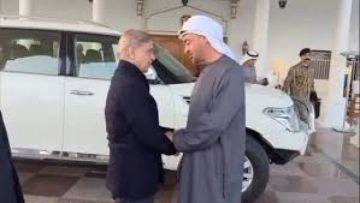 محمد بن زايد ورئيس وزراء باكستان يبحثان العلاقات الثنائية