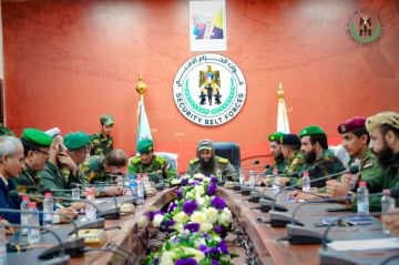 العميد الوالي يترأس اجتماعا بقيادات الحزام الأمني ويشيد بالأداء المتميز في العرض العسكري