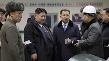 زعيم كوريا الشمالية يشرف على تجربة إطلاق صاروخ سطح جو