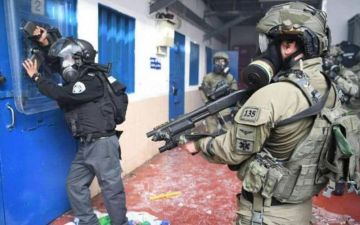 إصابة ثلاثة أسرى فلسطينيين بعد تعرضهم للضرب من قبل العدو الاسرائيلي فور الافراج عنهم إصابة ثلاثة أسرى فلسطينيين بعد تعرضهم للضرب من قبل العدو الاسرائيلي فور الافراج عنهم