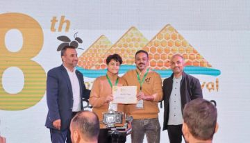 لمسات حضرمية تحرز المستوى الذهبي في مسابقة أفضل عسل سدر يمني ضمن مهرجان العسل المصري