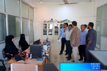 محافظ عدن يطلع على سير العمل في مبنى إدارتي الطرق والإنارة ويوجه بمعالجة أي إشكاليات تعترض تنفيذ المشاريع الجارية