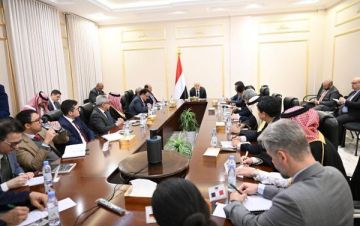 العليمي لسفراء الدول الراعية: ما جرى تهديد لوحدة القرار العسكري وتقويض لسلطة الدولة