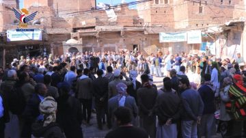 موظفو قطاع النظافة بأمانة العاصمة يحتفون بعيد جمعة رجب وينددون بالإساءة للقرآن الكريم