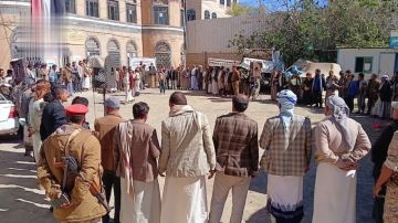 وقفات لمنتسبي الأشغال والشباب والموارد المائية في ذمار تنديدا باستمرار جرائم العدو