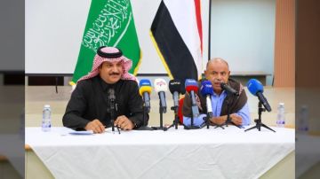 رئيس الوفد السعودي اللواء القحطاني يطالب بسحب القوات الخارجية من حضرموت وتسليم مواقعها لـ درع الوطن رئيس الوفد السعودي اللواء القحطاني يطالب بسحب القوات الخارجية من حضرموت وتسليم مواقعها لـ درع الوطن