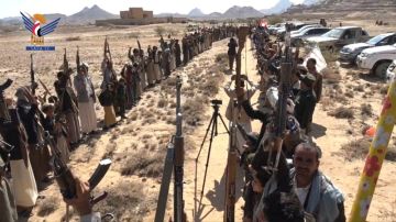 وقفة مسلحة بمديرية الحصن في محافظة صنعاء لتأكيد الجهوزية لمواجهة الأعداء