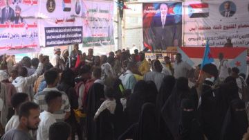 أبناء أبين يواصلون الاعتصام المفتوح للمطالبة بإعلان دولة الجنوب أبناء أبين يواصلون الاعتصام المفتوح للمطالبة بإعلان دولة الجنوب