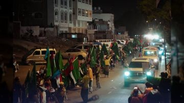 وصول وفد سعودي إماراتي إلى قصر معاشيق في عدن وسط ترقب للتطورات السياسية وصول وفد سعودي إماراتي إلى قصر معاشيق في عدن وسط ترقب للتطورات السياسية