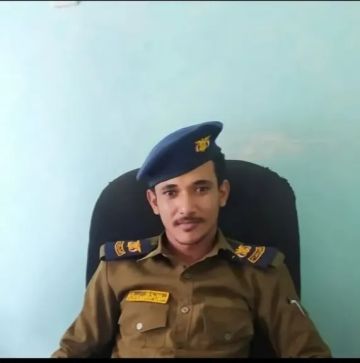 اغتيال مسؤول أمني حوثي أمام منزله.. وأصابع الاتهام تشير لأحد مرافقيه اغتيال مسؤول أمني حوثي أمام منزله.. وأصابع الاتهام تشير لأحد مرافقيه