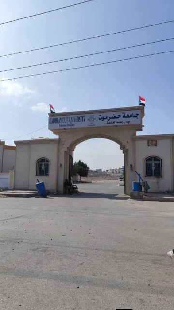 الانتقالي يرفع علم الانفصال على المؤسسات الحكومية في حضرموت