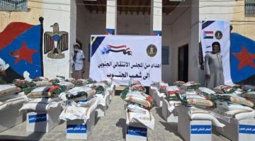 انتقالي السوم يدشن توزيع السلال الغذائية للأسر الأشد احتياجا