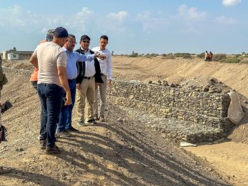 فريق وزارة الزراعة والأسماك يتفقد أعمال مشروع حماية أراضي المزارعين في وادي تمنان بلحج