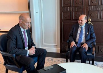 الوزير الزنداني يبحث مع نائب وزير الخارجية البولندي سبل تعزيز التعاون المشترك بين البلدين الوزير الزنداني يبحث مع نائب وزير الخارجية البولندي سبل تعزيز التعاون المشترك بين البلدين